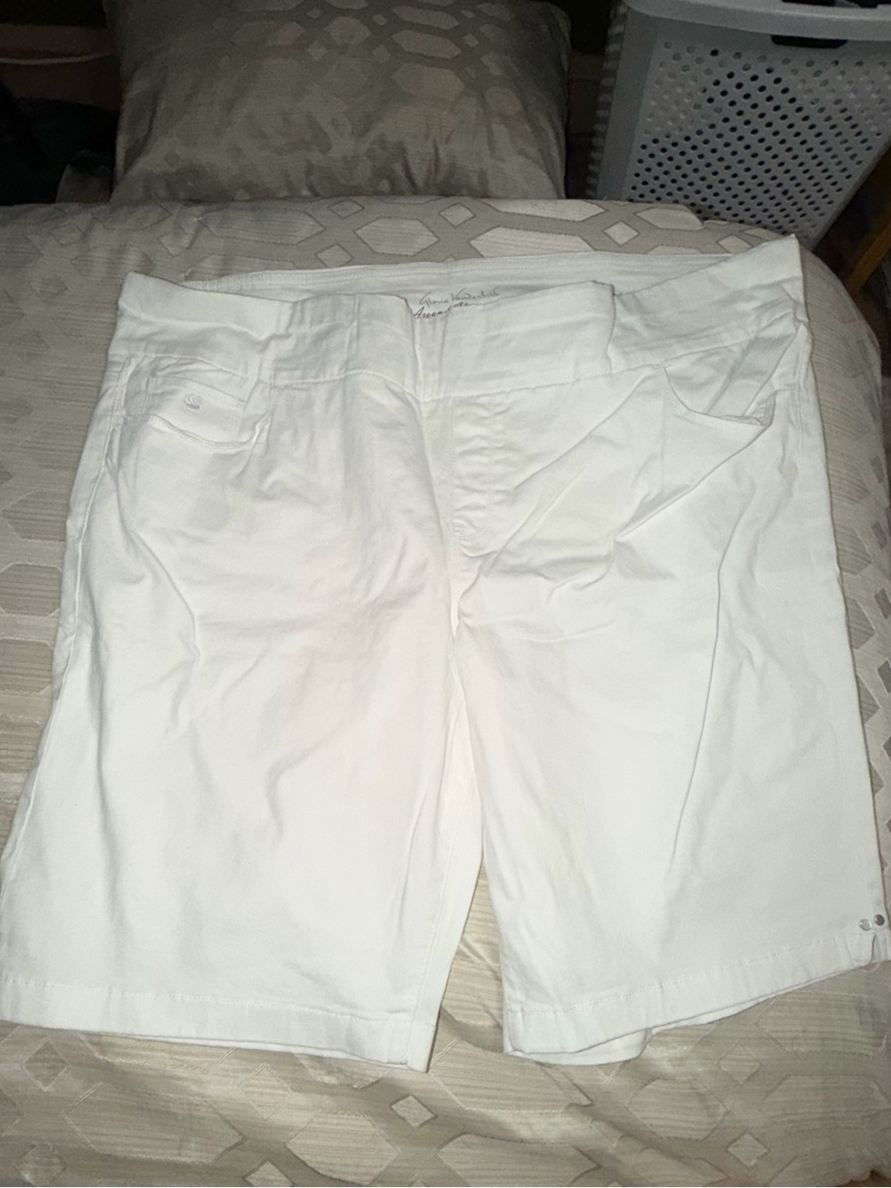 Gloria Vanderbilt White Women's Bermuda Shorts - Classic Five-Pocket Style
